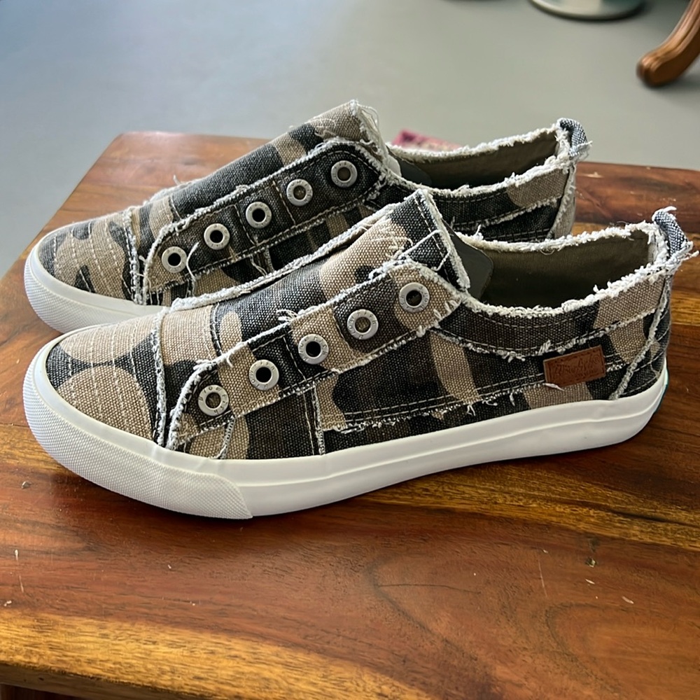 Blowfish Camo Canvas Shoes 8, NEW